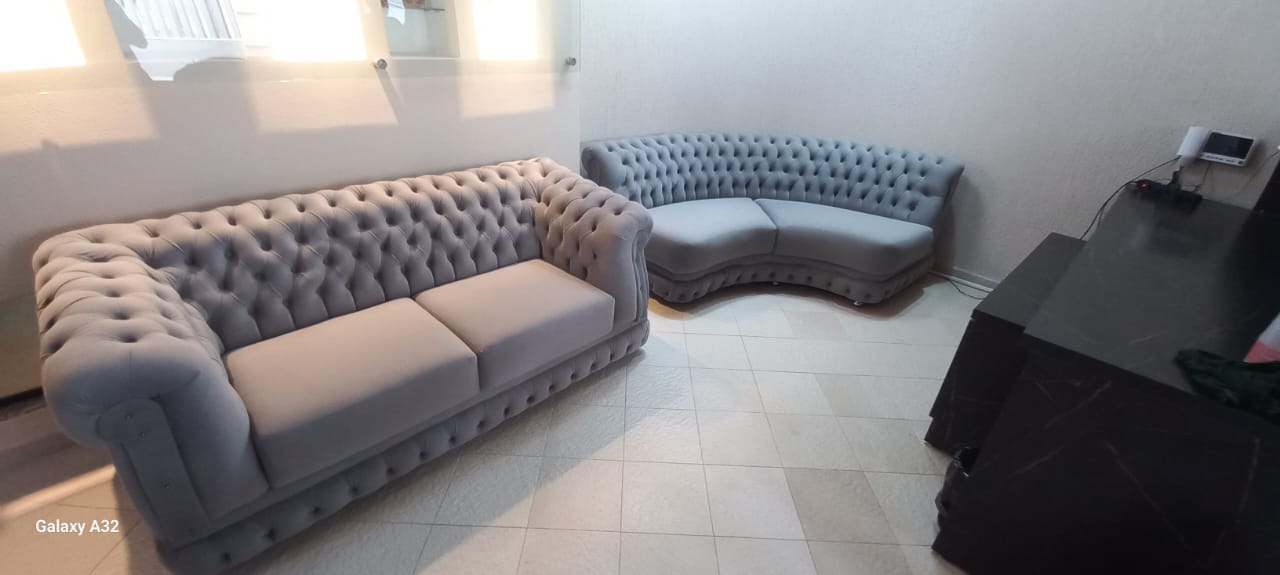 Conjunto de sofás cinza capitonê